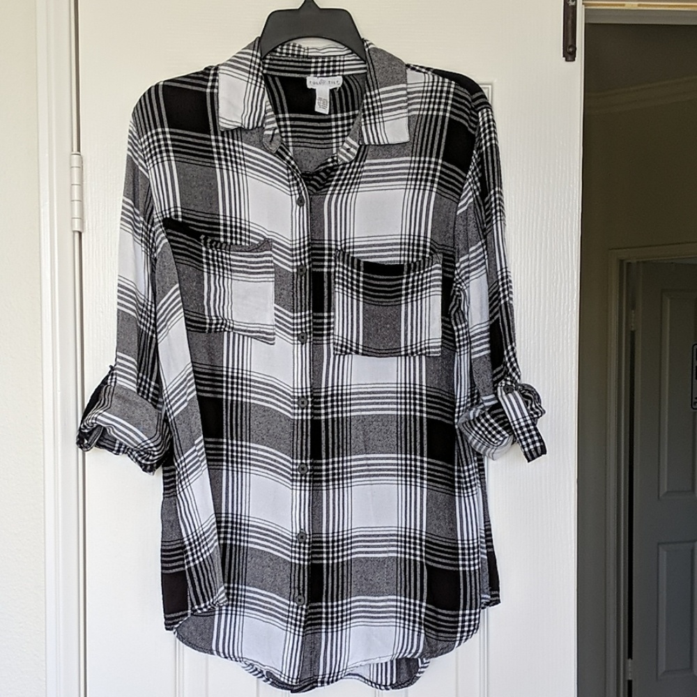 🚀4 for $25! Black and white plaid lightweight flannel